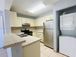 351 Palm Way in Pembroke Pines, FL - Building Photo - Building Photo