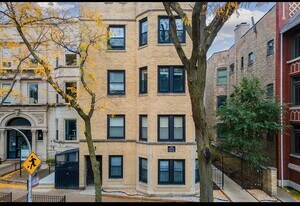 646 W Roscoe St in Chicago, IL - Building Photo