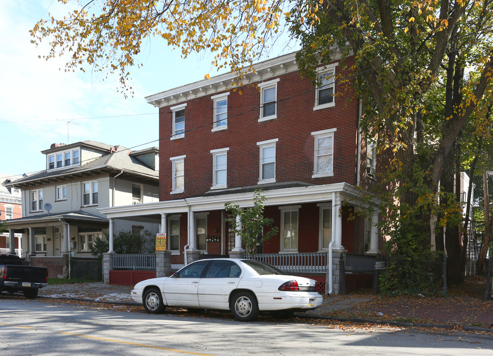 916 Swede St in Norristown, PA - Building Photo