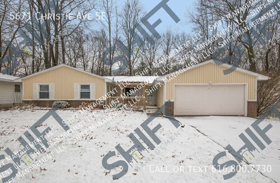 5671 Christie Ave SE in Kentwood, MI - Building Photo