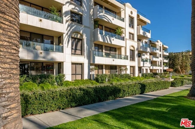 701 Ocean Ave in Santa Monica, CA - Building Photo - Building Photo