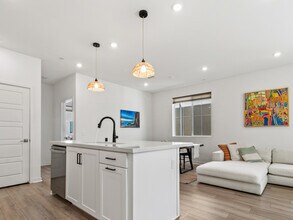 1191 Grassland Rd in Mission Viejo, CA - Foto de edificio - Building Photo