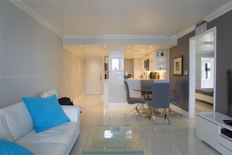 4301 Collins Ave in Miami, FL - Foto de edificio - Building Photo