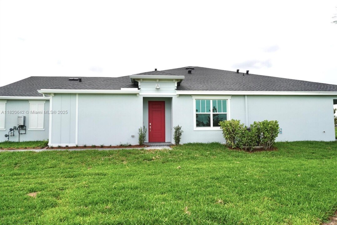 19479 Barn Swallow Way in Loxahatchee, FL - Building Photo