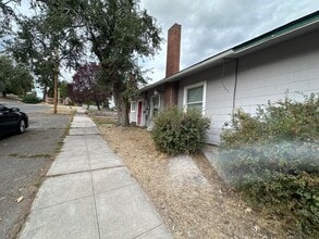 1405 Canby St in Klamath Falls, OR - Foto de edificio - Building Photo