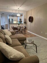 300 W Beech St in San Diego, CA - Foto de edificio - Building Photo