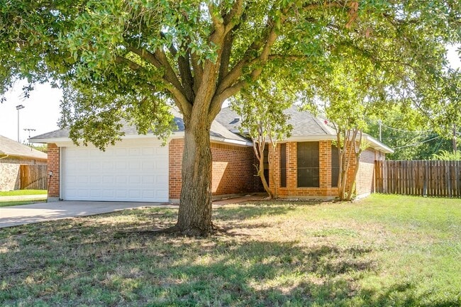 215 Meadowbrook Ln in Keller, TX - Building Photo - Building Photo