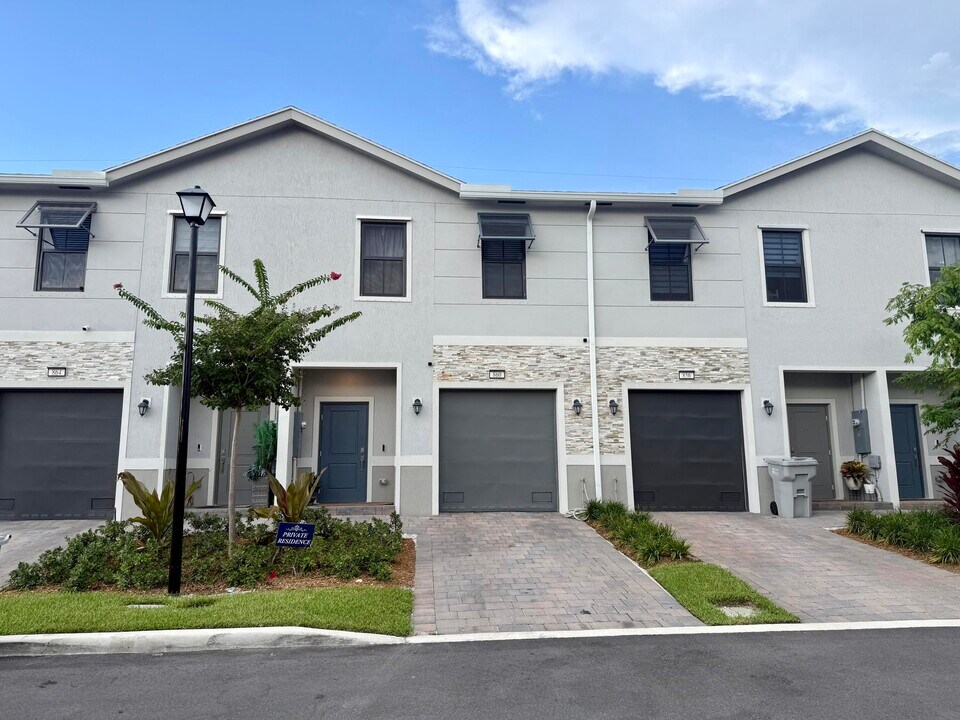 860 NW 3rd Terrace in Pompano Beach, FL - Building Photo