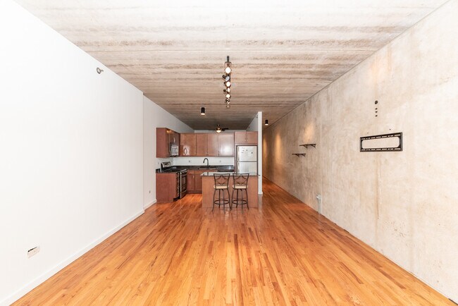 630 N Franklin St, Unit 704 in Chicago, IL - Foto de edificio - Building Photo