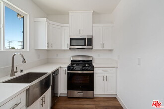 6338 Beck Ave in Los Angeles, CA - Foto de edificio - Building Photo