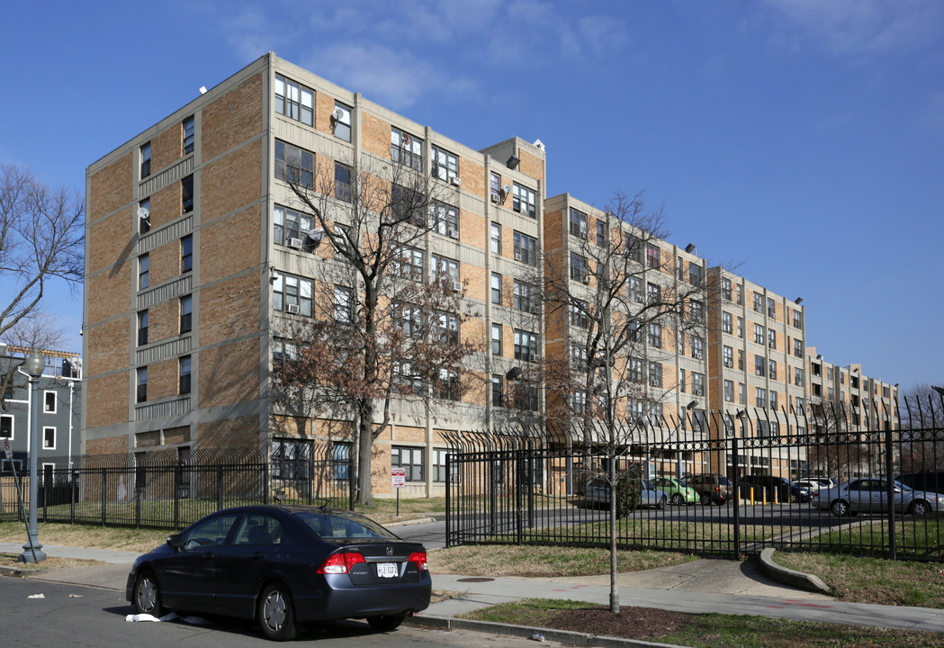 Potomac Gardens Apartments in Washington, DC - Foto de edificio