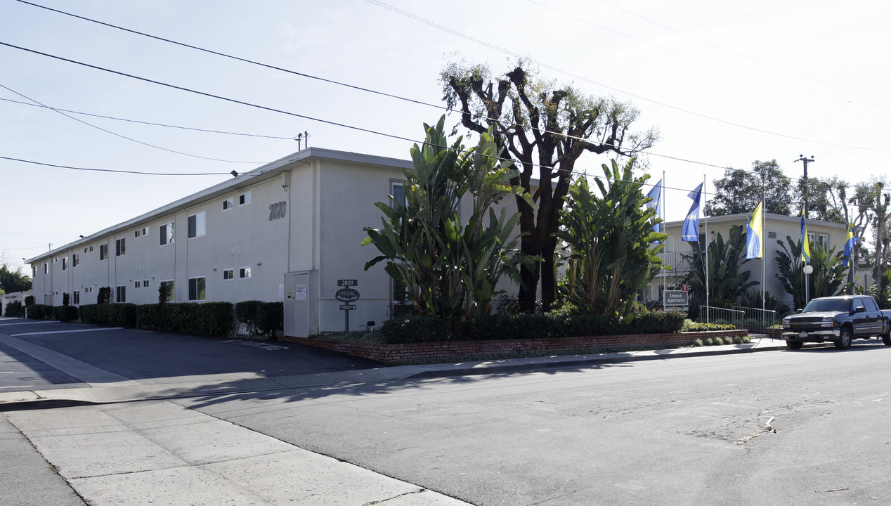 Leeward Apartments in Costa Mesa, CA - Building Photo