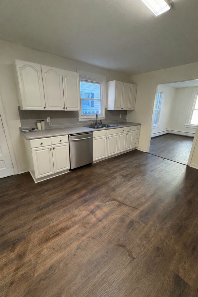 7 Somers St, Unit A in Danbury, CT - Building Photo - Building Photo