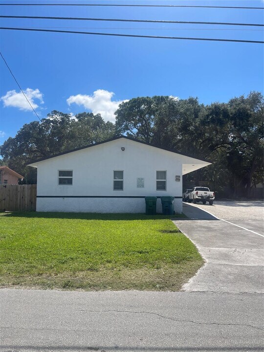 1720 NE 146th St in Miami, FL - Building Photo
