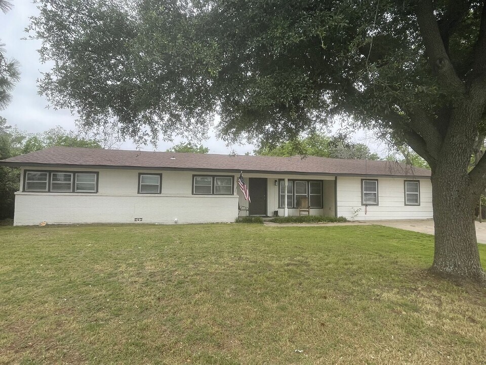 590 N Harbin Dr in Stephenville, TX - Building Photo