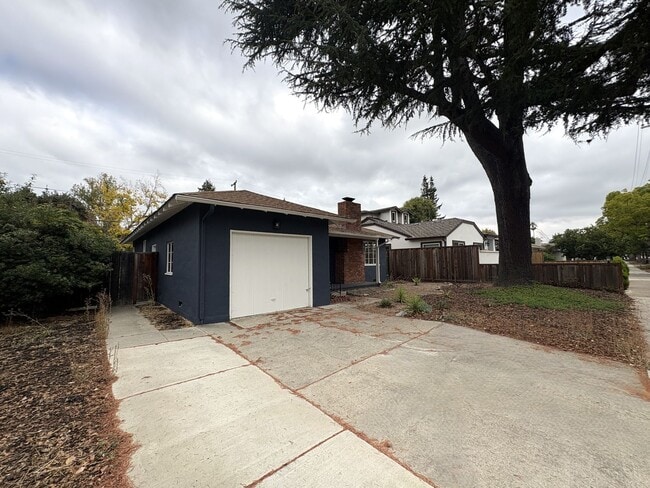 1023 Embarcadero Rd in Palo Alto, CA - Building Photo - Building Photo