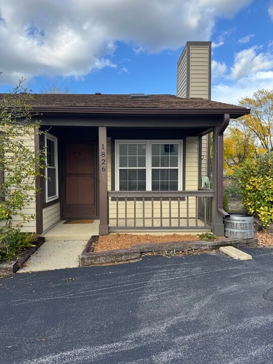 1826 Appaloosa Dr in Naperville, IL - Building Photo