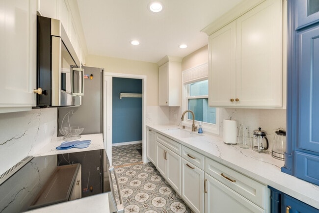 1995 Creek Dr in San Jose, CA - Building Photo - Building Photo