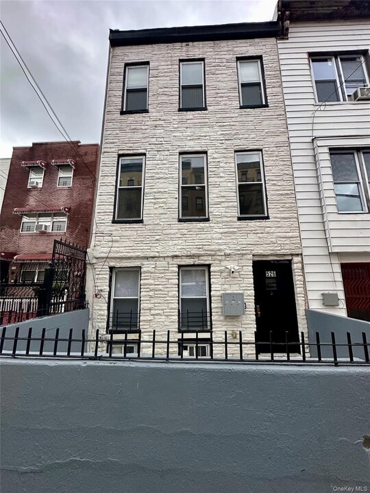 526 E 148th St in Bronx, NY - Building Photo