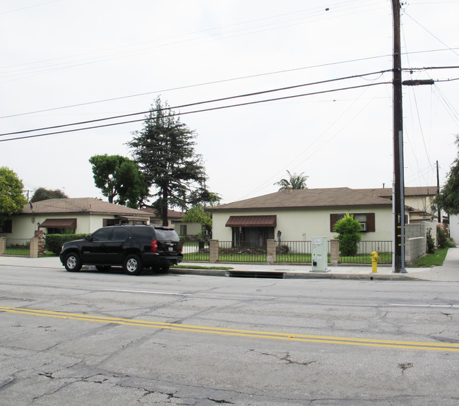 12044 Old River School Rd in Downey, CA - Foto de edificio - Building Photo