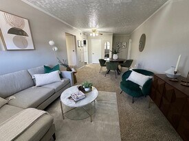 Wood Creek Apartments in Fort Wayne, IN - Building Photo