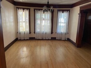 2444 N Booth St, Unit 2 bedroom lower in Milwaukee, WI - Foto de edificio - Building Photo