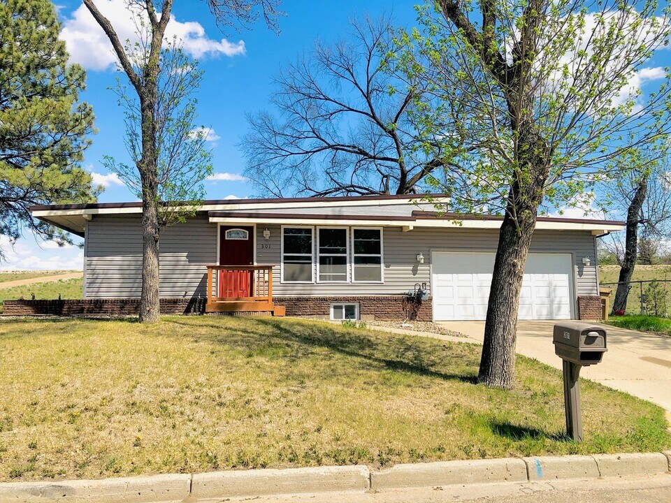 301 15th St SW in Minot, ND - Building Photo