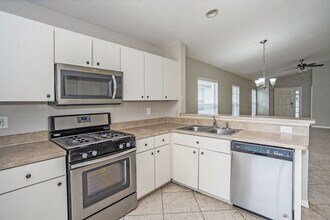 7554 Oxford Garden Cir in Apollo Beach, FL - Building Photo - Building Photo