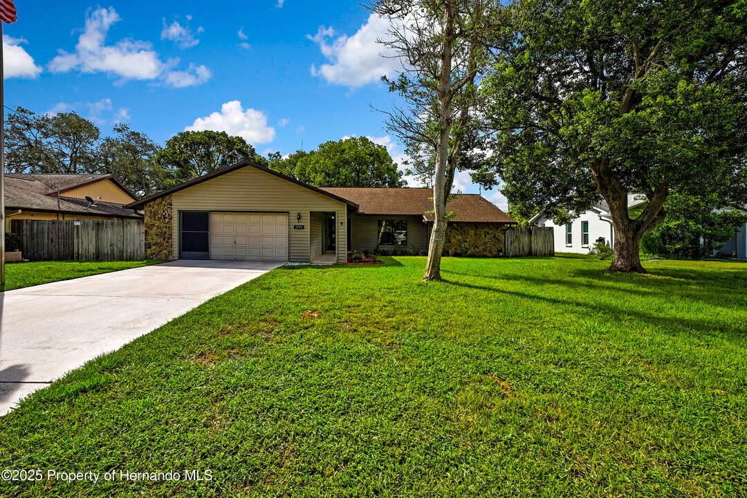 3296 Dolin Ave in Spring Hill, FL - Building Photo