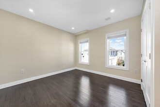 43 Wright Ave, Unit 2 in Medford, MA - Foto de edificio - Building Photo