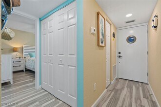 896 Buttonwood Dr in Fort Myers Beach, FL - Foto de edificio - Building Photo