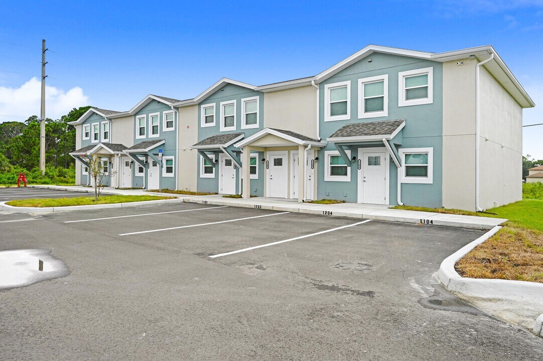 1895 Convair St SE, Unit 2202 in Palm Bay, FL - Foto de edificio