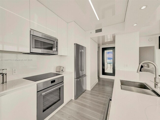 6365 Collins Ave in Miami Beach, FL - Building Photo - Building Photo