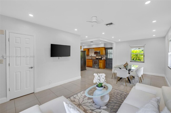 16234 NE 9th Pl in North Miami Beach, FL - Building Photo - Building Photo