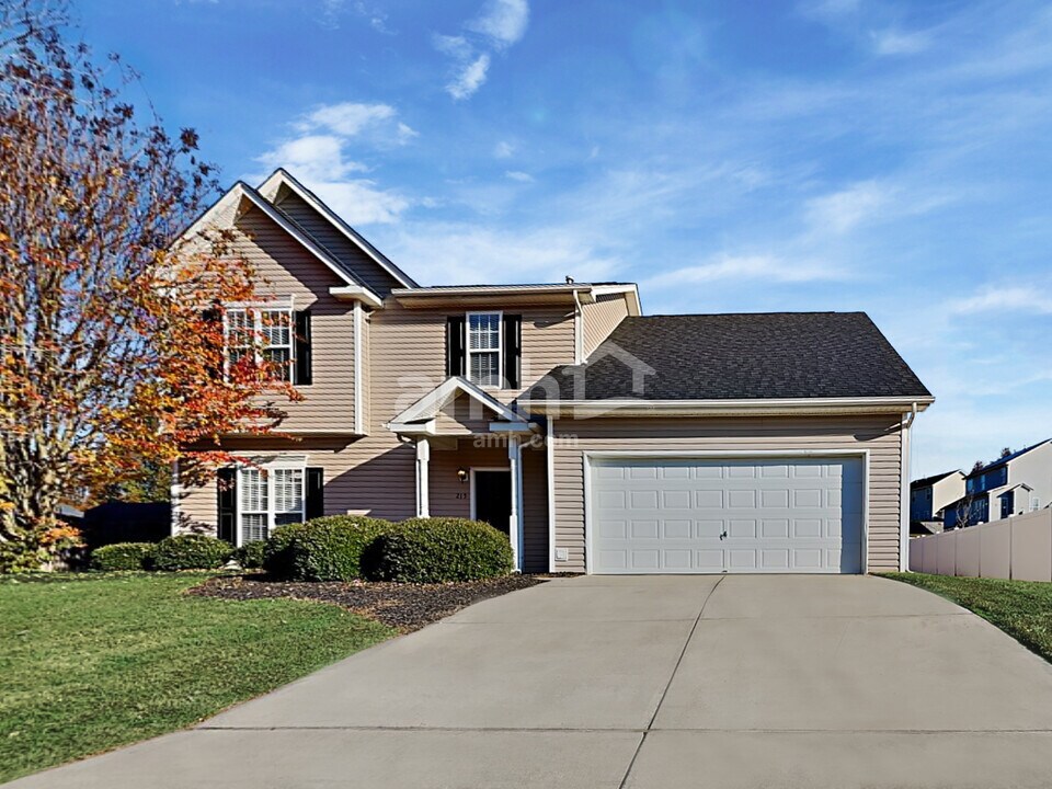 215 Creekview Dr in Kernersville, NC - Building Photo