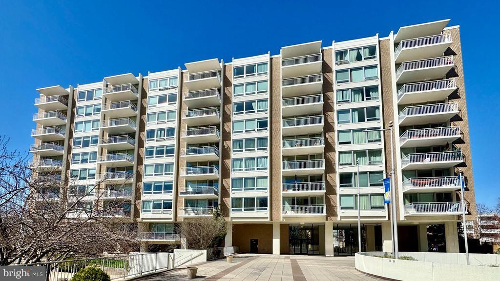 1425 4th St SW in Washington, DC - Building Photo