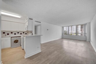 1500 Bay Rd, Unit S-0650 in Miami Beach, FL - Building Photo - Building Photo