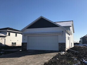 811 Cathy Dr W in West Fargo, ND - Building Photo - Building Photo