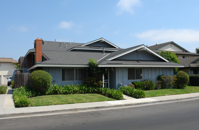 17042 Pinehurst Ln in Huntington Beach, CA - Building Photo - Building Photo