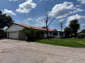 101 Lake Breeze Dr in Buchanan Dam, TX - Building Photo - Building Photo