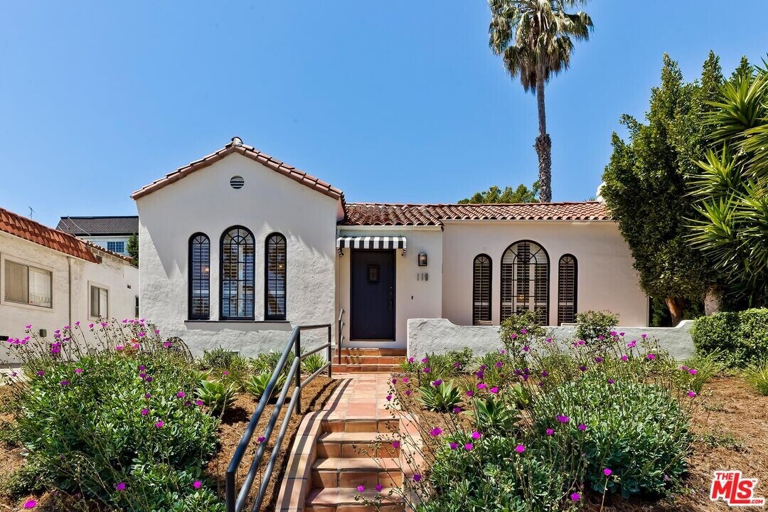 119 N Almont Dr in West Hollywood, CA - Building Photo