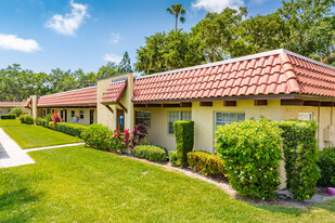 Pinehurst Village in Dunedin, FL - Building Photo