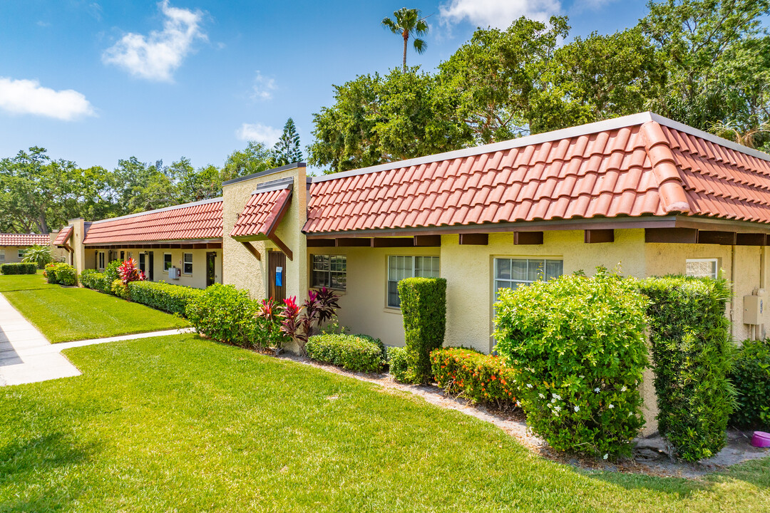 Pinehurst Village in Dunedin, FL - Building Photo