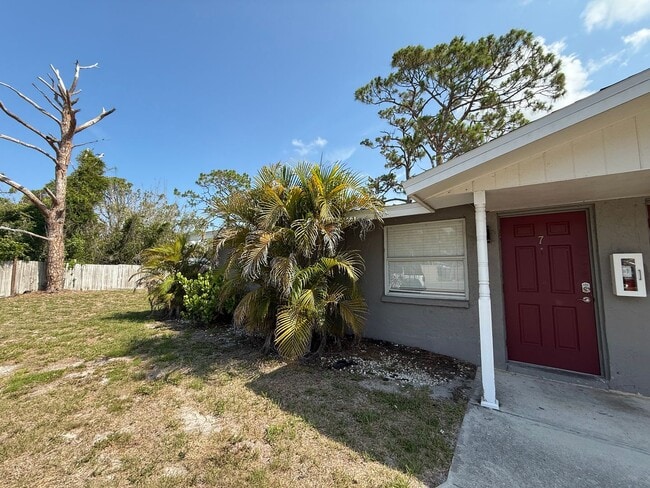 350 N Elm St in Englewood, FL - Building Photo - Building Photo