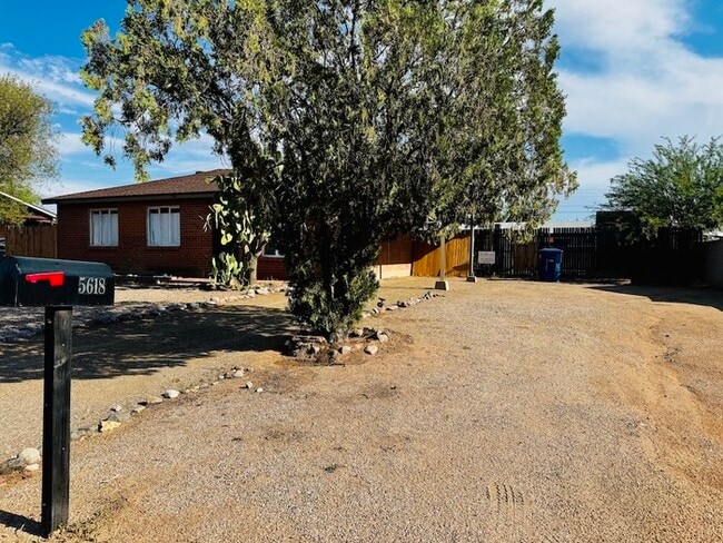 5618 E Calle Silvosa in Tucson, AZ - Building Photo - Building Photo