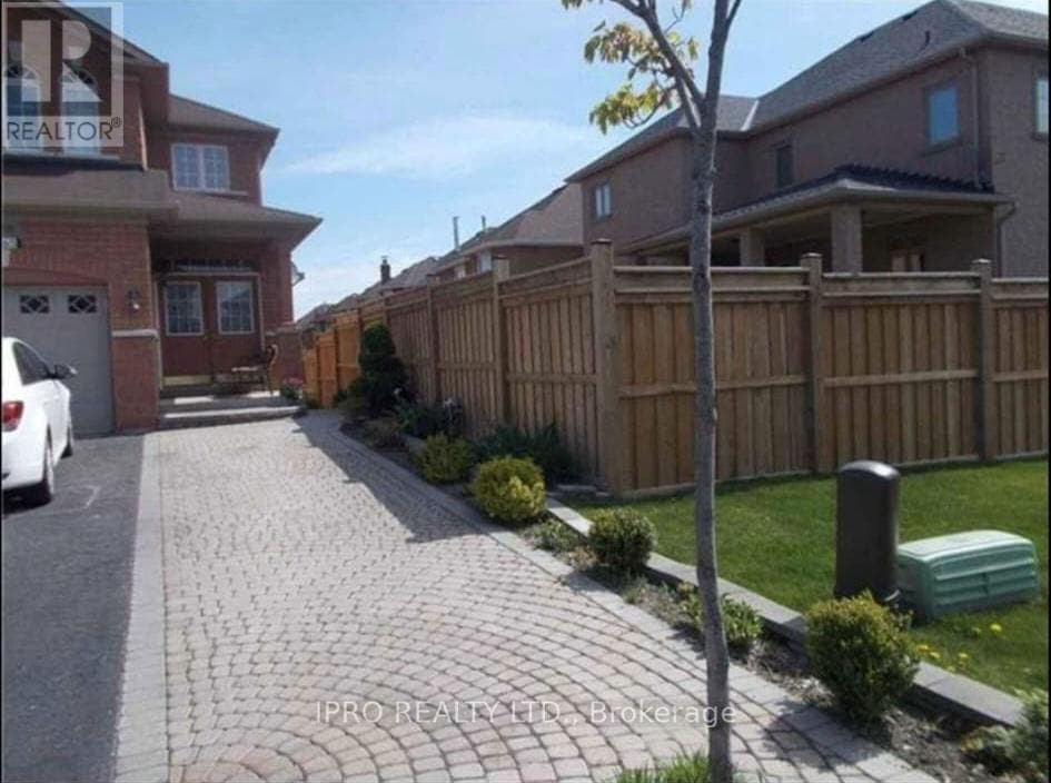 5265 Springbok Crescent in Mississauga, ON - Building Photo
