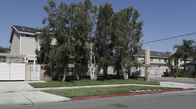 Courtyard Apartments in Anaheim, CA - Building Photo - Building Photo