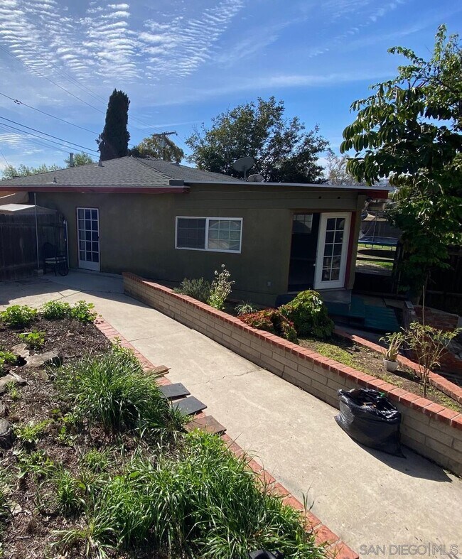 411 Cottonwood Rd in San Diego, CA - Building Photo - Building Photo
