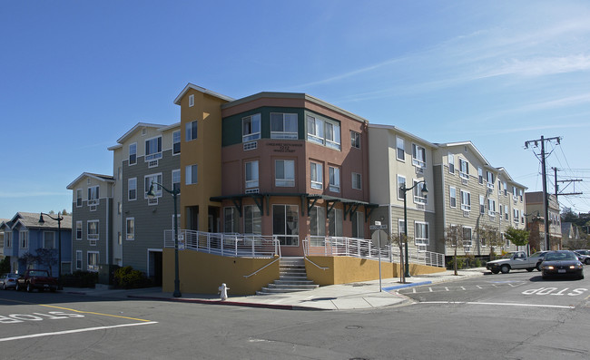 Carquinez Vista Manor in Crockett, CA - Building Photo - Building Photo