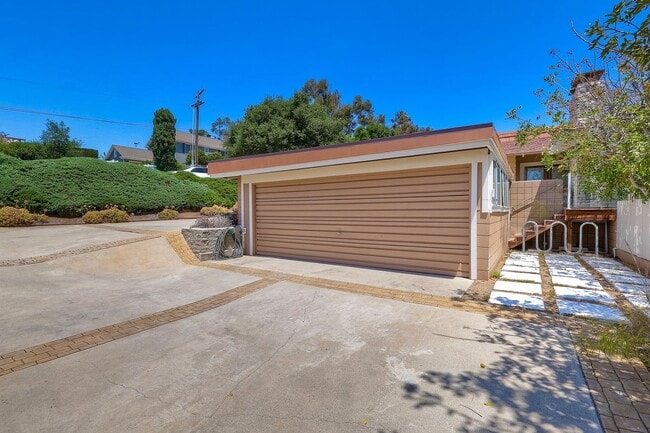 630 Crest Dr in Vista, CA - Building Photo - Building Photo